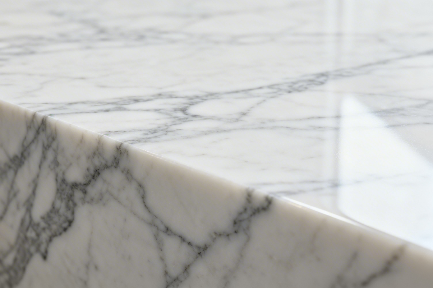 Marbre de Carrare, veinures grises sur fond blanc